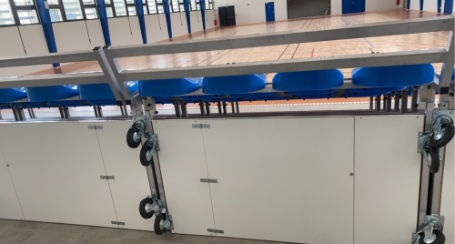 Système de charnières à l'arrière pour rangement sous tribunes